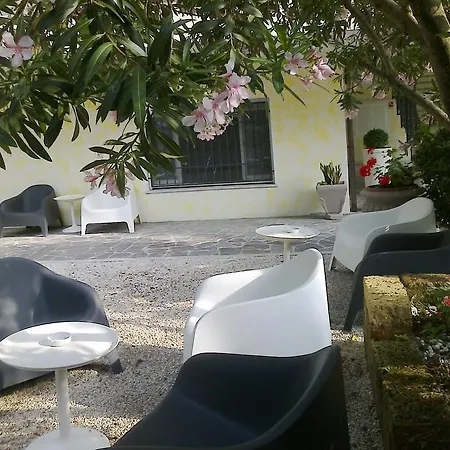 Augustus Hotel