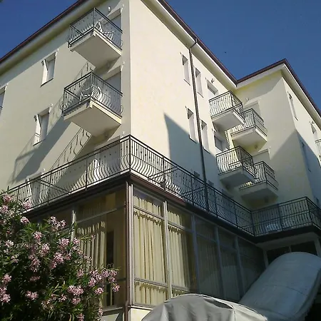 Ξενοδοχείο Augustus 3*